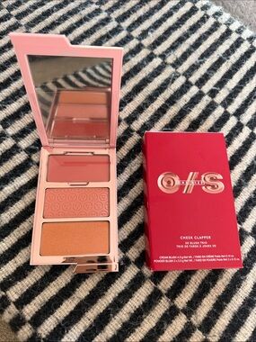 ONE/SIZE Cheek Clapper 3D Blush Trio — Very That (neutral peach/pink)